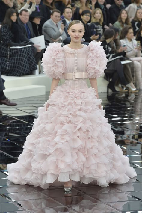 100 of Karl Lagerfeld's Best Chanel Runway Moments - Karl Lagerfeld Chanel Designs Karl Lagerfeld Designs, Slinky Black Dress, Future Board, Karl Lagerfeld Fashion, Chanel Fashion Show, Chanel Runway, Rose Depp, Pink Cocktail Dress, Chanel Haute Couture