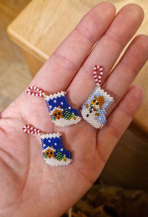 Beaded Cross Earrings, Beaded Patterns Free, Bead Work Patterns, Beaded Christmas Ornaments Patterns Free, Beaded Earring Ideas, Brick Stitch Christmas, Christmas Seed Bead, Holiday Beaded Jewelry, Diy Christmas Earrings