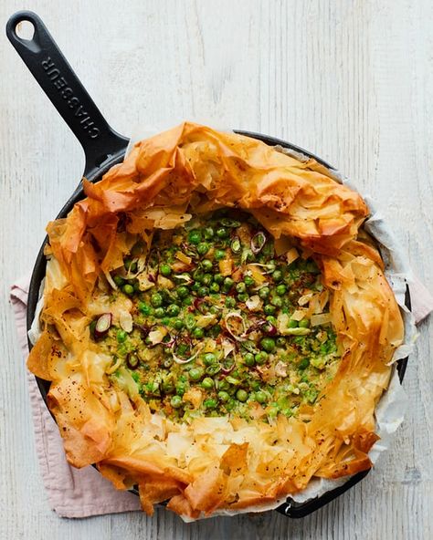 Anna Jones’s easy pea, mint and preserved lemon filo tart. / pastry / white beans / olives / lunch /spring / party / dinner / Anna Jones Recipes, Vegetable Tart Recipes, Filo Pastry Recipes, Vegetable Tart, Anna Jones, Preserved Lemon, Filo Pastry, Preserved Lemons, Vegan Dinner