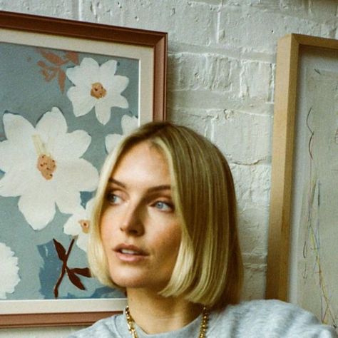 Polly Sayer on Instagram: "New headshots on film 📸 @abbieroden   Sweatshirt @anthropologieeu  Jewellery from my @daisylondon capsule Belt @blackandbrownlondon  Jacket @thefrankieshop" Polly Sayer Hair, Bob Haircut Hailey Bieber, Polly Sayer, Sydney Sweeney Bob Hair, Sassoon Bob, Julienne Hough Bob, Blonde Bobs, Bob Hairstyles, New Hair