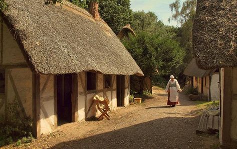 Medieval Peasant, Roof House, Natural Homes, Medieval Village, Medieval Life, English Village, Thatched Roof, Natural Building, Minecraft Projects