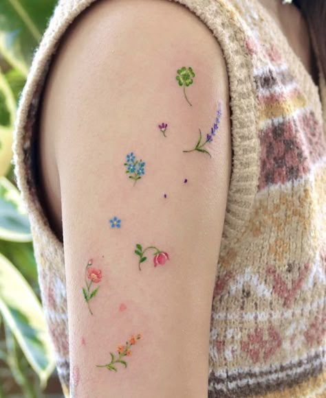 Colourful Small Tattoos, Pastel Tattoos, Small Colorful Tattoos, Tiny Flower Tattoos, Kitten Tattoo, Wrist Tattoo Ideas, Wrist Tattoo Designs, Bestie Tattoo, Cute Cartoon Cat