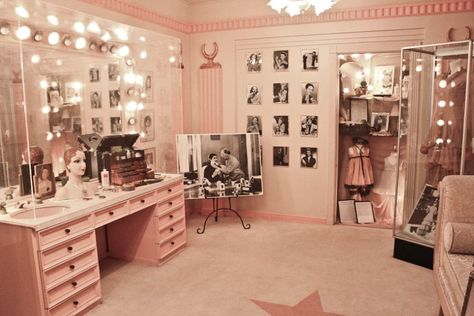 Old-Hollywood Retro Hollywood, Rangement Makeup, Beauty Room Vanity, Makeup Vanities, Vanity Room, Glam Room, Girly Room, Makeup Rooms, Room Goals