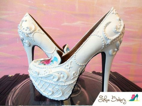 These Cake and Ice Cream Shoes Look Good Enough to Eat - Neatorama Chris Campbell, Irregular Shoes, Cake Purse, Purse Cakes, Cakes Pink, Ice Cream Shoes, Pink Cakes, Muses Shoes, Shoe Cakes