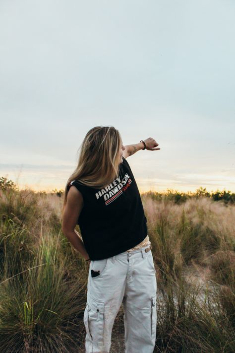 Harley Davidson shirt
Cargo pants
White pants
Beach pics
Picture ideas
Beach
Sunset picture Masc Pride Outfit Ideas, Selena Galloway, Summer Outfits Masculine Women, Masc Beach Outfits, Tomboy Beach Outfits, Summer Masc Outfits, Tomboy Summer Outfits, Gay Girl Outfits, Masculine Outfits For Women