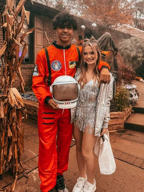 Alien Costume Couple Halloween, Couple Halloween Costumes Alien, Trendy Couples Halloween Costumes, Alien Couples Costume, Astronaut Couple Costume, Gay Couples Costumes For Halloween, Astronaut And Alien Costume Couples, Alien Couple Costume, Gay Couple Halloween Costumes