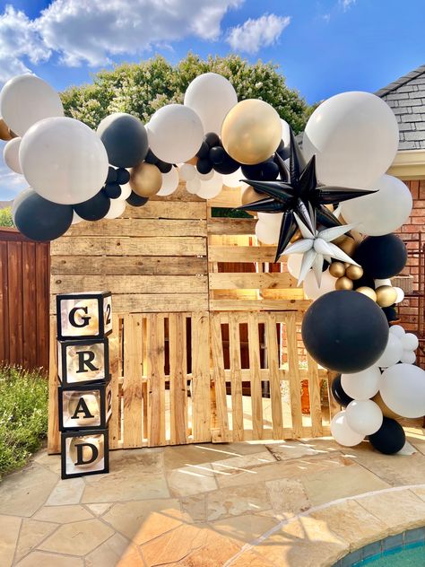 Pallet Balloon Arch, Balloon Arch With Pallets, Wood Pallet Backdrop Graduation, Balloon Arch Backdrop Graduation, Pallet Backdrop With Balloons, Pallet Backdrop Graduation, Grad Balloon Arch, Grad Party Picture Backdrop, Grad Backdrop Ideas