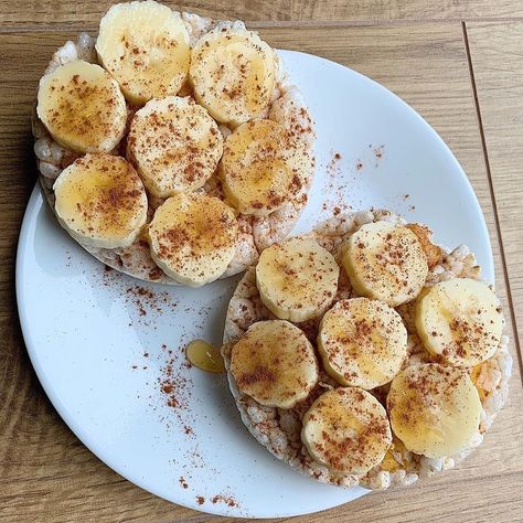 Rice Cakes Toppings, Cinnamon Healthy, Rice Cake Snacks, Banana And Rice, Banana Honey, Healthy Munchies, Rice Cake Recipes, Healthy Afternoon Snacks, Healthy Food Dishes