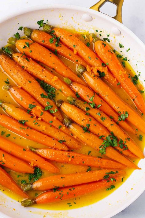 Orange Honey Glazed Carrots! These glazed carrots are simmered with a fresh orange juice glazed until tender, delicious, and caramelized. These honey glazed carrots are amazing. Citrus Glazed Carrots, Orange Honey Glazed Carrots, Orange Glazed Carrots Recipe, Orange Glazed Carrots, Braised Beef Recipes, Orange Carrot Juice, Maple Roasted Carrots, Roasted Rainbow Carrots, Orange Carrots