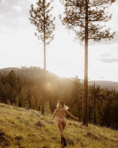 Montana Cowgirls✨ 🤠 Montana Cowgirl, Montana Aesthetic, Western Montana, Montana Elopement, Montana, Elopement