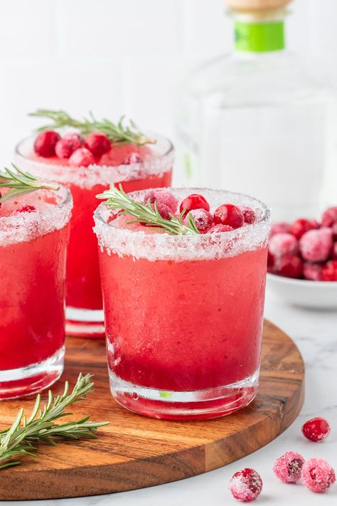 Get into the holiday spirit with a delicious Mistletoe Margarita! This holiday margarita is the only cocktail you'll want to make this holiday season. Margarita Simple Syrup, Mistletoe Margarita, Holiday Margaritas, Classic Margarita Recipe, Traditional Margarita, Easy Margarita, White Cranberry Juice, Popular Appetizers, Cranberry Cocktail