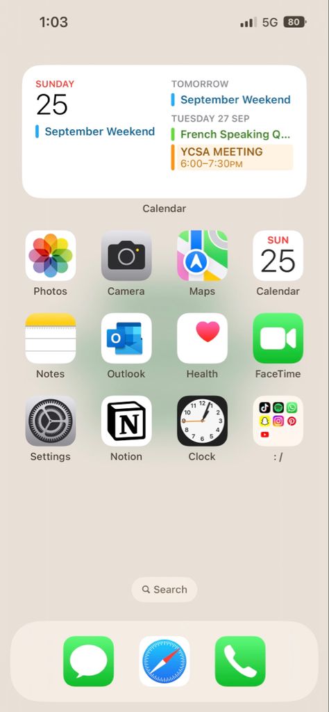 Iphone App Layout Homescreen Simple, Minimalist Ios Homescreen, Homescreen Organization Iphone Simple, Ios 17 Home Screen Ideas, Minimalist Iphone Layout, Organizing Phone, Clean Iphone, Whats On My Iphone, Organize Phone Apps