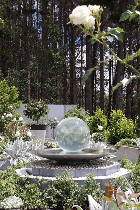 Ball Fountain Outdoor, Modern Fountain Front Yard, Garden Fountain Ideas, New Zealand Garden, Futuristic Garden, Modern Water Feature, Modern Fountain, Fountain Design, Water Fountains Outdoor