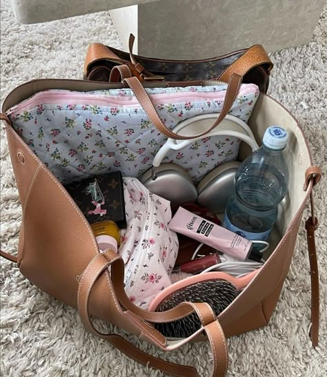 Packing Bag Aesthetic, Uni Bag Ideas, Anna Astrup, Uni Bag, Inside My Bag, Purse Essentials, Handbag Essentials, Bag Aesthetic, What In My Bag