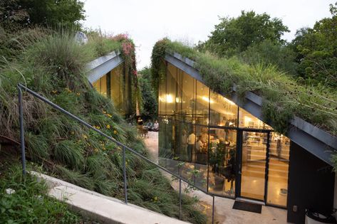 A half-hidden East Austin home exposes an environmental legacy - Curbed Austin Glass House Design, Earth Sheltered Homes, Double House, Hidden House, Earth Sheltered, Underground Homes, Modern House Facades, Austin Homes, Green City