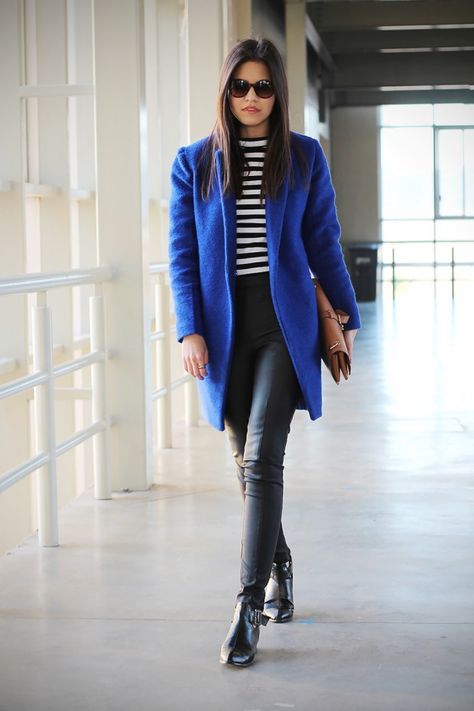 Inspiration for This Week: 20 Popular Street Style Combinations Royal Blue Coat Outfit, Blue Coat Outfit, Coat Outfit Ideas, Royal Blue Coat, Jacket Outfit Ideas, Mantel Outfit, Royal Blue Jacket, Neon Prom Dresses, Royal Blue Blazers