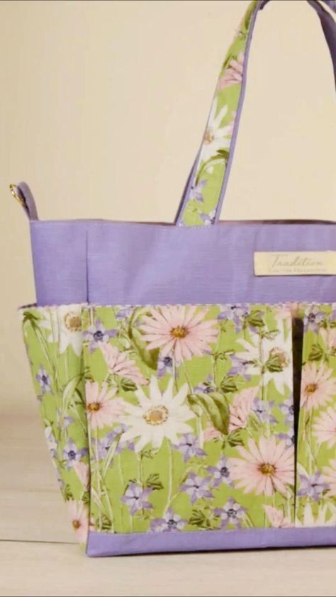 Dans ce tuto simple et facile, je vous montre comment coudre un magnifique sac tote bag en toile. Vous trouverez aussi un lien pour télécharger le patron gratuit qui vous permettra de le réaliser. Avec des étapes et un patron clairs et précis, ce tuto DIY est parfaitement réalisable même pour les débutants. Patron Tote Bag, Tote Bag Diy, Sac Tote Bag, La Cloche, Backpack Pattern, Diaper Bag, Ted Baker Icon Bag, Couture, Tote Bag