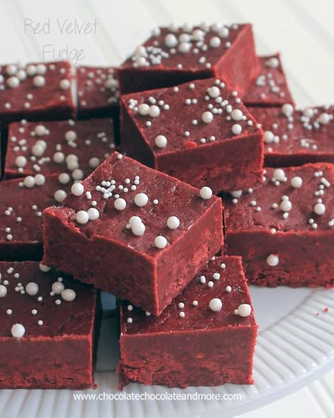 Red Velvet Cake Batter Fudge-so easy to make and even better to eat! Biscotti Chocolate, Velvet Fudge, Red Velvet Fudge, Cake Batter Fudge, Chocolate Biscotti, Candy Fudge, Easy Chocolate Fudge, Oh Fudge, Christmas Fudge