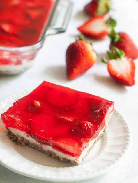 Low Carb Strawberry Pretzel-less Dessert - Enjoy all the taste of a traditional Strawberry Pretzel Salad without all the carbs! Strawberry Pretzel Jello Salad, Jello Pretzel Salad, Dolce Poche Calorie, Pretzel Desserts, Gluten Free Dessert, Dessert Mousse, Strawberry Pretzel Salad, Sugar Free Jello, Pretzel Salad