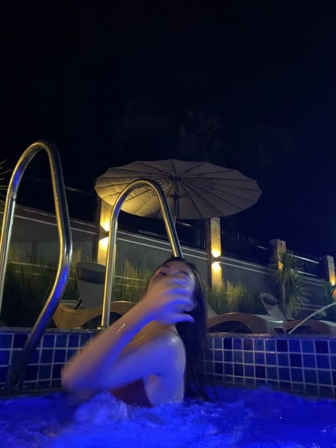 Pool Picture Ideas Instagram Night, Pool Pics Instagram Night, Pool Poses Photo Ideas, Night Swimming Pool Aesthetic, Pool Pics, Best Fb Profile Pic, Banner Aesthetic, Swimming Pool Pictures, Pool Poses