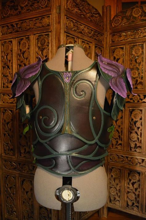 A commissioned set of iris-themed leather armor, consisting of pauldrons, a demi-cuirass, and articulated abdominal lames. Fairy Armor, Leather Pauldron, Caduceus Clay, Drow Male, Elf Armor, Armor Pieces, Light Armor, Dnd Druid, Nature Outfits