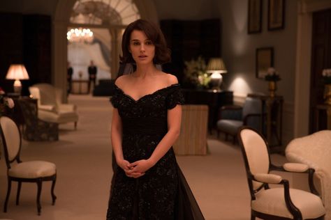 Womens Hairdos, Jackie Movie, Jackie Film, Jackie 2016, Jackie O Style, Iconic Looks, Atonement, Movie Costumes, Natalie Portman