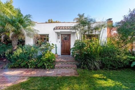 Spanish Style Bathrooms Mexico, Spanish Style Bathrooms, Venice House, Spanish Style Decor, Spanish Revival Home, Spanish Bungalow, Abbot Kinney, Bungalow Exterior, Los Angeles Real Estate