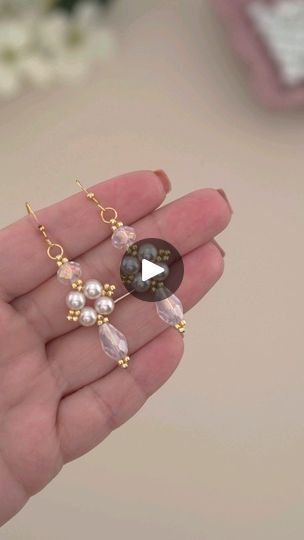 Make Beaded Earrings, Handmade Pearl Earrings, Thread Diy, Jewelry For Bride, Pearl Earrings Designs, White Pearl Jewelry, Shorts Tutorial, Pearls Jewelry, Earrings Making