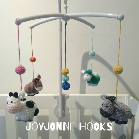 Last week I made this box mobile. I saw these crocheted farm animals as a car tensioner at a friend of mine. I loved the look of these c... Haken boxmobiel Crochet Farm Animal Mobile, Crochet Farm, Crochet Farm Animals, Crochet Baby Mobiles, Crochet Mobile, Crochet Things, Haken Baby, Crochet Items, Crochet Stuff