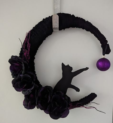 Wreath With Cat, Black Cat Wreath Diy, Half Moon Wreath Halloween, Cat Moon Wreath, Crescent Moon Wreath Diy Halloween, Halloween Cat Wreath Diy, Diy Cat Wreath, Half Moon Wreath Diy, Moon Shaped Wreath