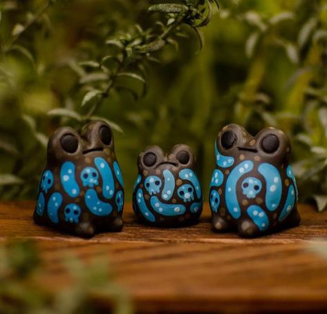 Clay Monster Ideas, Frog Oc, Frog Clay, Clay Frog, Blue Frog, Clay Monsters, Craft Fur, Frog Illustration, Sculpey Clay