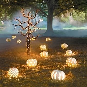 Who said a Halloween wedding was bad luck? We absolutely love the thought of a Halloween wedding, so here our 13 of our favorite Halloween wedding ideas. Cinderella Theme, Halloween Decor Diy, Wedding Autumn, Halloween Themed Wedding, Hallowen Ideas, Casa Halloween, Halloween Fest, Halloween Memes, Elegant Halloween