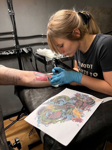 your tattooer ahaha Tatto Artist Aesthetic Girl, Tattoo Job Aesthetic, Tattoo Artist Female, Tattooer Aesthetic, Tattoo Artist Aesthetic Girl, Female Tattoo Artist Aesthetic, Tattoo Artists Aesthetic, In Work, Tattoo Artist Aesthetic