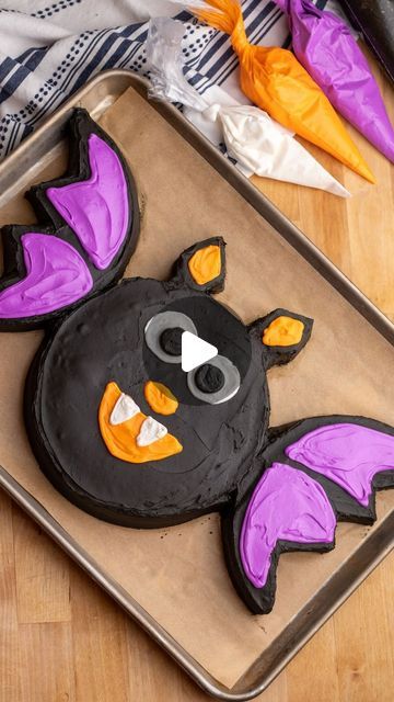 Bat Cake Halloween, Bat Cake Birthday, Halloween Round Cakes, Halloween Bat Cake, Hello Yummy, Bat Cake, Fun Halloween Desserts, Countdown To Halloween, Halloween Dessert