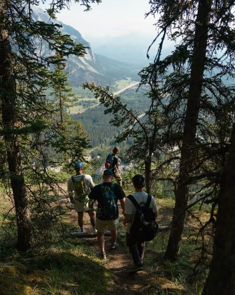 Group Hike Aesthetic, Mountains With Friends, Mountain Hiking Photography, Mountain Photography People, Trail Photoshoot, Hiking Pose, Nature Poses, Hiking Photoshoot, Urban Hiking