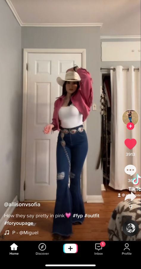 Bootcut Jeans Outfit Mexican, Cute Bootcut Jean Outfits, Bootcut Jeans Outfit Country, Winter Vaquera Outfits, Flare Jeans Outfit Spring, Baile Fits, Cowboy Outfits For Women, Rodeo Fits, Jaripeo Outfits