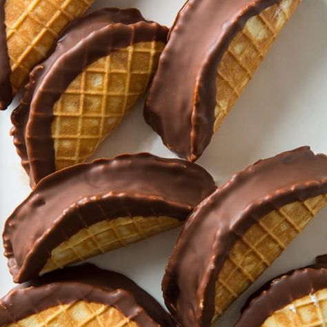 A recipe for Mini Choco Tacos. Ice Cream Cones Recipe, Homemade Ice Cream Cone, Choco Taco, Ice Cream Taco, Waffle Cone Recipe, Pizzelle Recipe, Spoon Fork Bacon, Waffle Cone, Ice Cream Treats