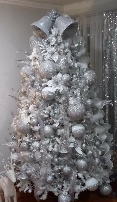 White Tree With Silver Ornaments, Xmas Tree White And Silver, Silver Xmas Tree, White Tree Silver Ornaments, Christmas Deocr, Chrismaat Tree Light Green And Silver, White Silver Ball Tree, Chrismtas Tree With Silver And Whote, Christmas Stairs Decorations