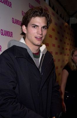 Ashton Kutcher 90s, Aston Kutcher, Male Crush, Michael Kelso, Bright Blue Hair, James Dean Photos, Thomas Doherty, Ashton Kutcher, Girl Dinner