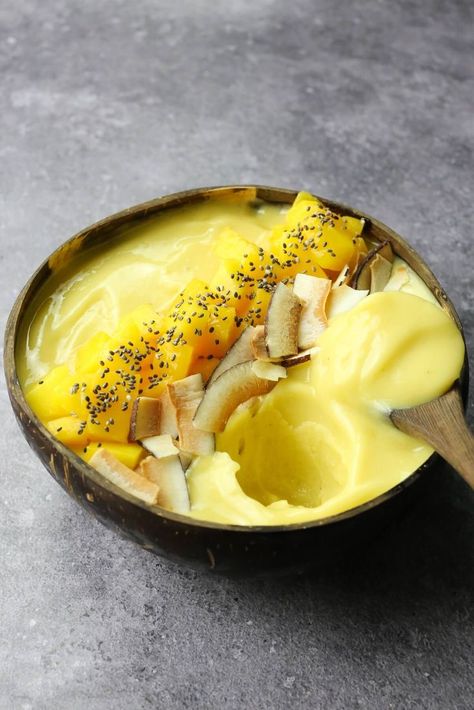 mango pineapple smoothie bowl Mango Pineapple Smoothie Bowl, Smoothie Bowl Toppings, Vitamix Smoothies, Plant Based Smoothies, Chocolate Smoothie Bowl, Mango Smoothie Bowl, Mango Pineapple Smoothie, Vegan Smoothie Bowl, Breakfast Smoothie Bowl