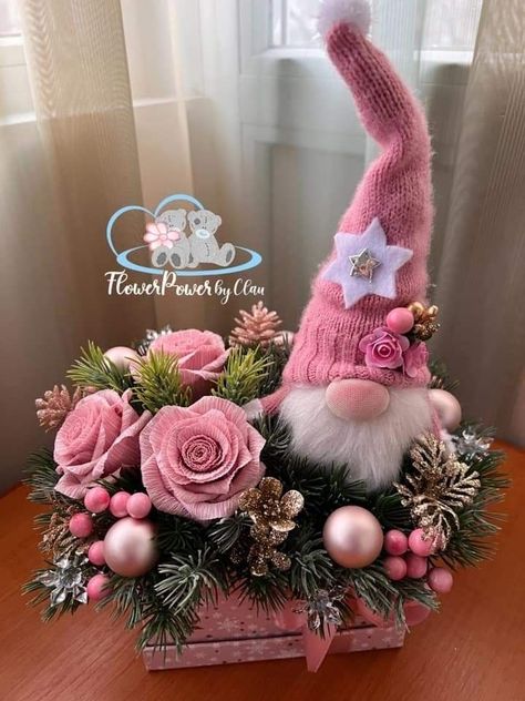 Gnome Floral Arrangements, Gnome Centerpiece Ideas, What’s New, Creative Christmas Decorations, Kitchen Ideas Farmhouse, Design Kitchen Ideas, Christmas Candle Decorations, Christmas Flower Arrangements, Pink Xmas