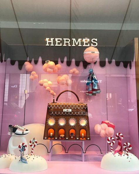 Minature Things, Hermes Window, Summer Window Display, Fashion Window Display, Window Display Retail, Show Window, Summer Window, Windows Display, Store Window Displays