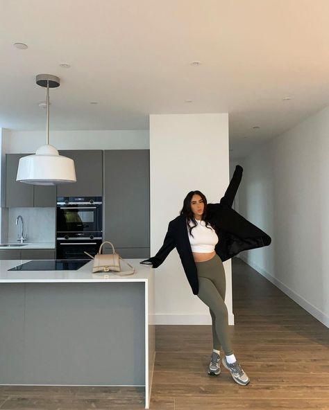 C I N Z I Λ (@cinziabayliszullo) posted on Instagram: “and today i bought my first apartment!!!!!! I can’t believe it 🥺🥺🥺🤍🤍 happiest girl in the world... 🥰🥰🔑 🤍🤍🤍” • Nov 20, 2020 at 4:13pm UTC Cinzia Bayliszullo, First Apartment Goals, My First Apartment, City View Apartment, Moving Apartment, Drippy Outfit, Rustic House Plans, Apartment Goals, Rich Girl Lifestyle