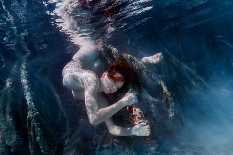 Underwater Photography Underwater Photography Women, Underwater Photography Pool, Underwater Lovers, Underwater Model, Underwater Photoshoot, Sirens, Underwater Photography, Ocean Themes, Photography Women