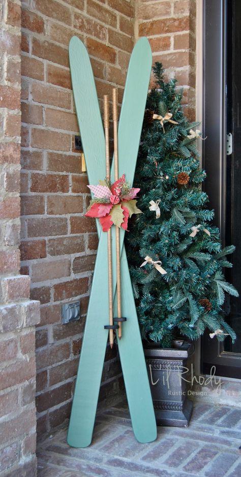 Christmas Ski Decorations, Christmas Skis Decoration, Christmas Ski Decorations Front Porches, Skis Decorated For Christmas, Ski Decorations Christmas, Diy Skis Christmas, Old Skis Decor Christmas, Old Skis Decor, Ski Christmas Decor