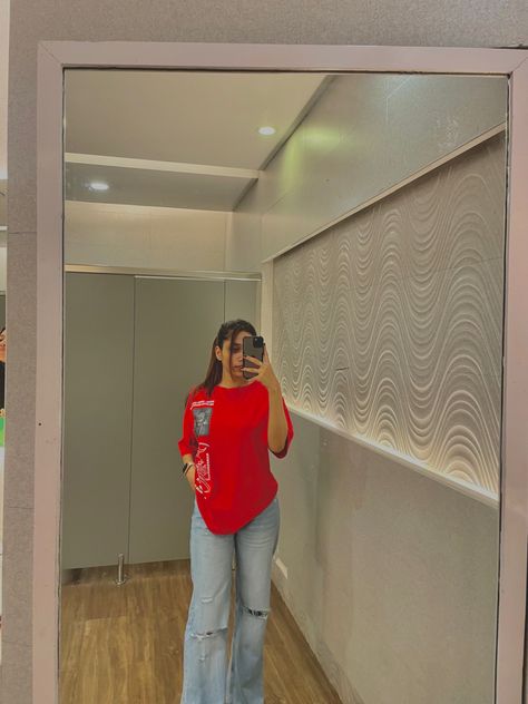 Red Tee And Jeans Outfit, Pants With Tshirt Outfit, Tshirt Baggy Jeans Outfit, Red Tshirt Outfit Aesthetic, Red Baggy Outfit, Red Tshirt Outfit Women, Oversized Outfit Women, Red T Shirt Outfit, Tshirt Outfit Oversized