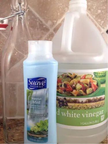 Homemade Fabric Softner, Diy Fabric Softner, Homemade Febreze, Laundry Diy, Laundry Fabric Softener, Diy Fabric Softener, Diy Laundry Soap, Homemade Laundry Detergent Recipes, Homemade Fabric Softener