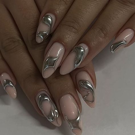 𝕬𝖌𝖆𝖙𝖍𝖊 - NAIL ARTIST & FORMATRICE PARIS (@vdw.nails) • Instagram photos and videos Fall Chrome Nails, Black Chrome Nails, Chrome Manicure, Pink Chrome Nails, Chrome Nails Designs, Latest Nail Trends, Pearl Nails, Metallic Nails, Halloween Nail Designs