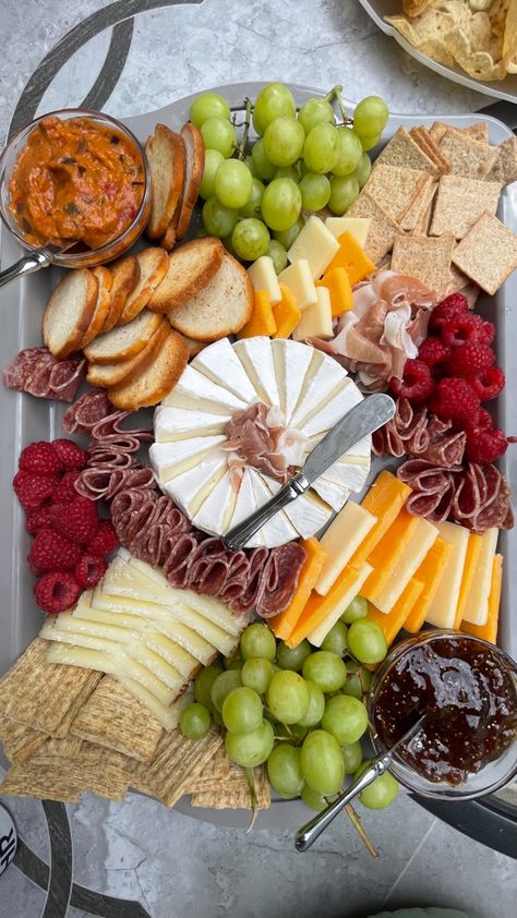 Cute Charcuterie Board, Cute Charcuterie, Chacuterie Board, Brie Appetizer, Party Snack Food, Charcuterie Inspiration, Charcuterie Recipes, Brie Cheese, Baked Brie