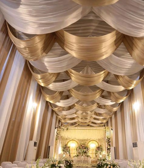 Stage Ceiling Design, Wedding Pandal Decoration, Wedding Ceiling Draping, Ceiling Draping Wedding, Stage Decoration Photos, Wedding Tent Decorations, Draping Ideas, Simple Stage Decorations, Wedding Ceiling